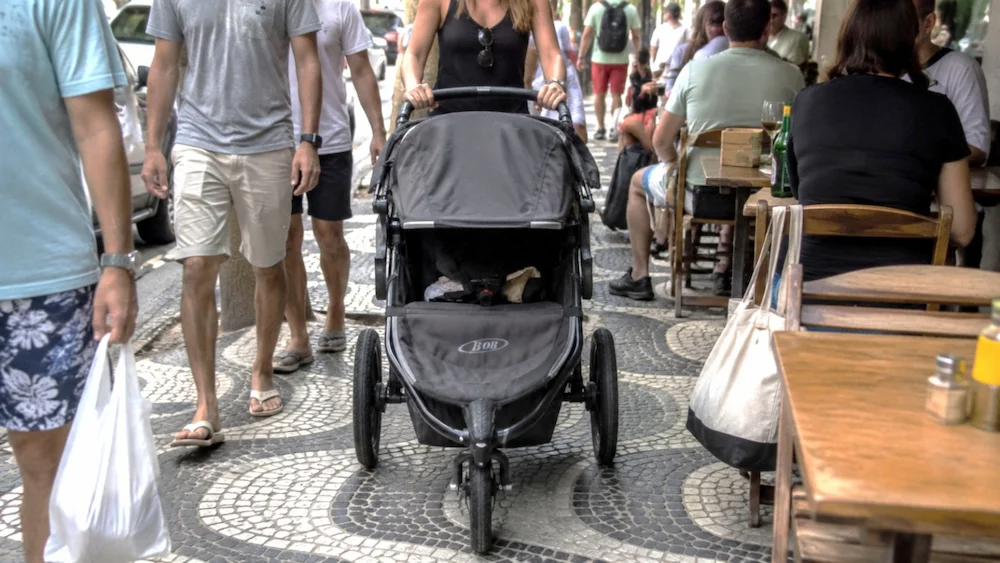 Carrinho de três rodas largo demais para a calçada estreita de Ipanema no Rio de Janeiro